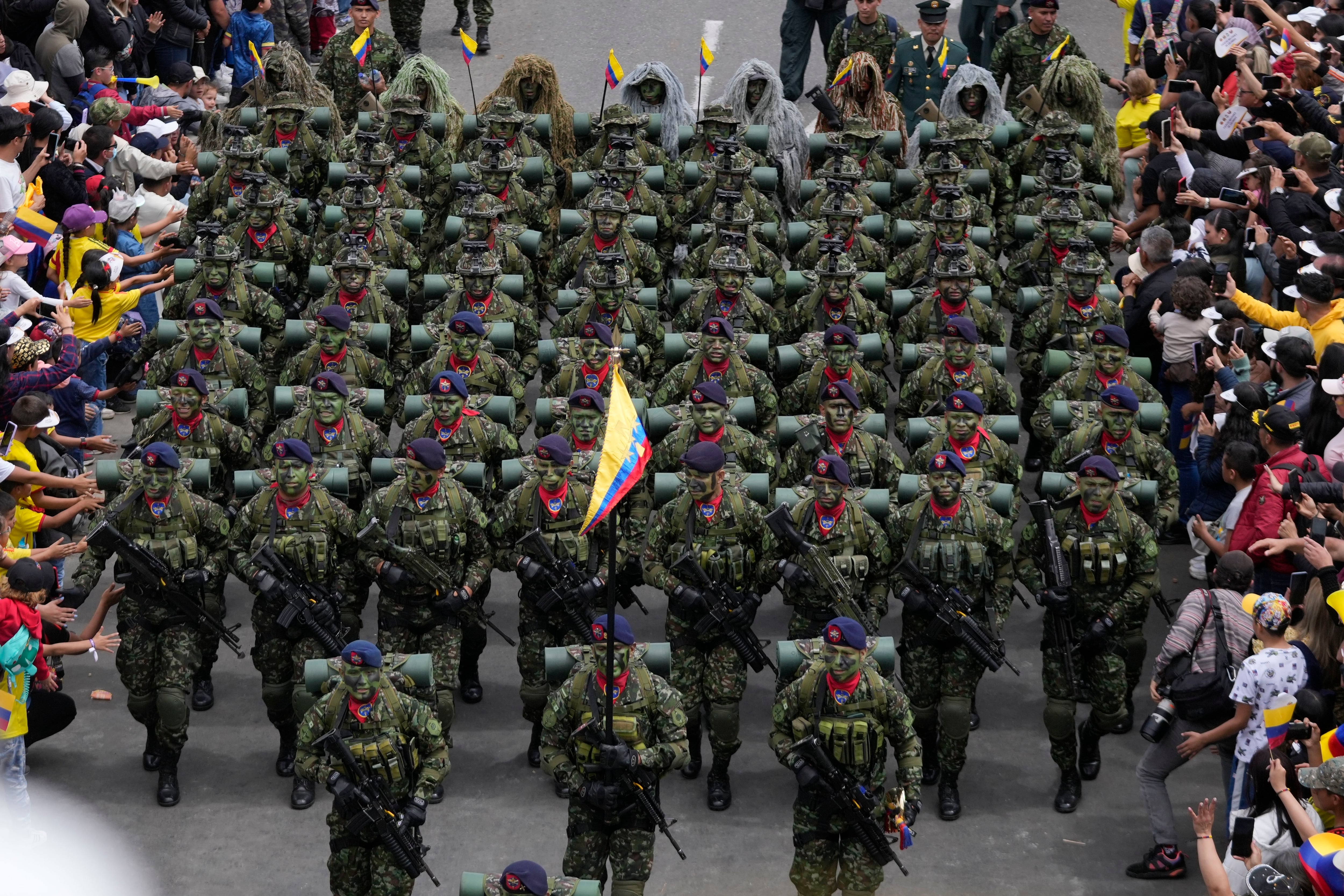 desfile militar del Día de la Independencia, en Bogotá, Colombia, el sábado 20 de julio de 2024. Colombia celebra 214 años de independencia de España. (Foto AP/Fernando Vergara)