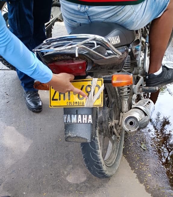 Autoridades podrán sancionar a infractores como estos que cubren parte de sus placas para movilizarse o estacionarse