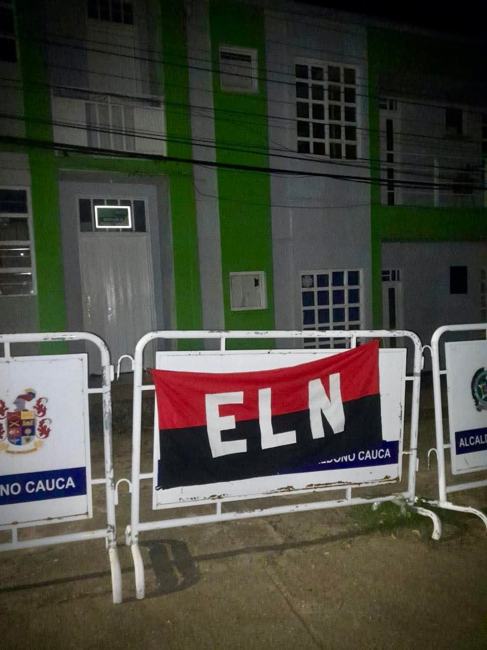 Los integrantes de este grupo armado al margen de la ley instalaron banderas alusivas a la organización guerrillera frente a la alcaldía de Caloto, Cauca.