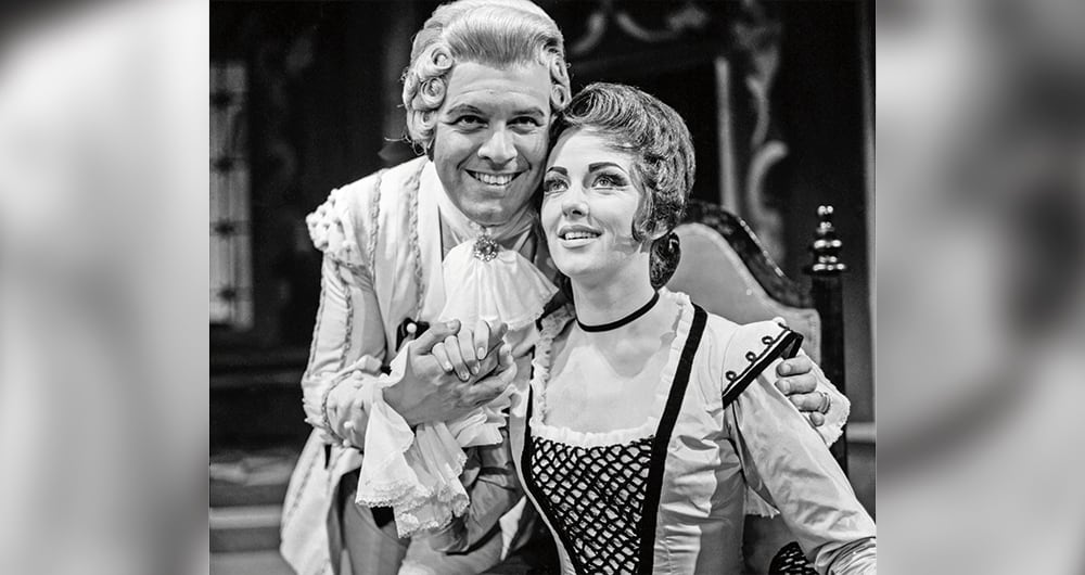 Una experiencia amarga para la diva María Callas fue lo opuesto para el tenor, que debutaba como el conde de Almaviva. La noche le resultó memorable (y pavimentó la sonrisa que dibuja en esa fotografía, años después).