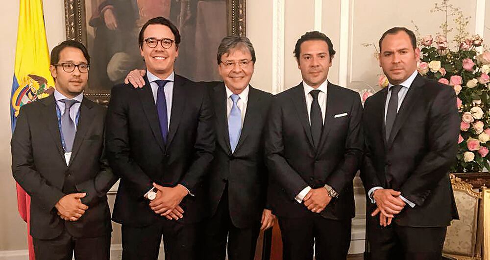 Carlos Holmes Trujillo con sus cuatro hijos. De izquierda a derecha: Rodrigo, Iván, Carlos Mauricio y Camilo.