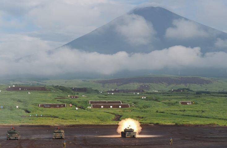 Un tanque de las Fuerzas de Autodefensa de Japón dispara durante el ejercicio de entrenamiento en el campo de Higashifuji, al pie del monte Fuji en Gotemba, prefectura de Shizuoka, el 22 de agosto de 2019. (Foto de Toshifumi KITAMURA / AFP)