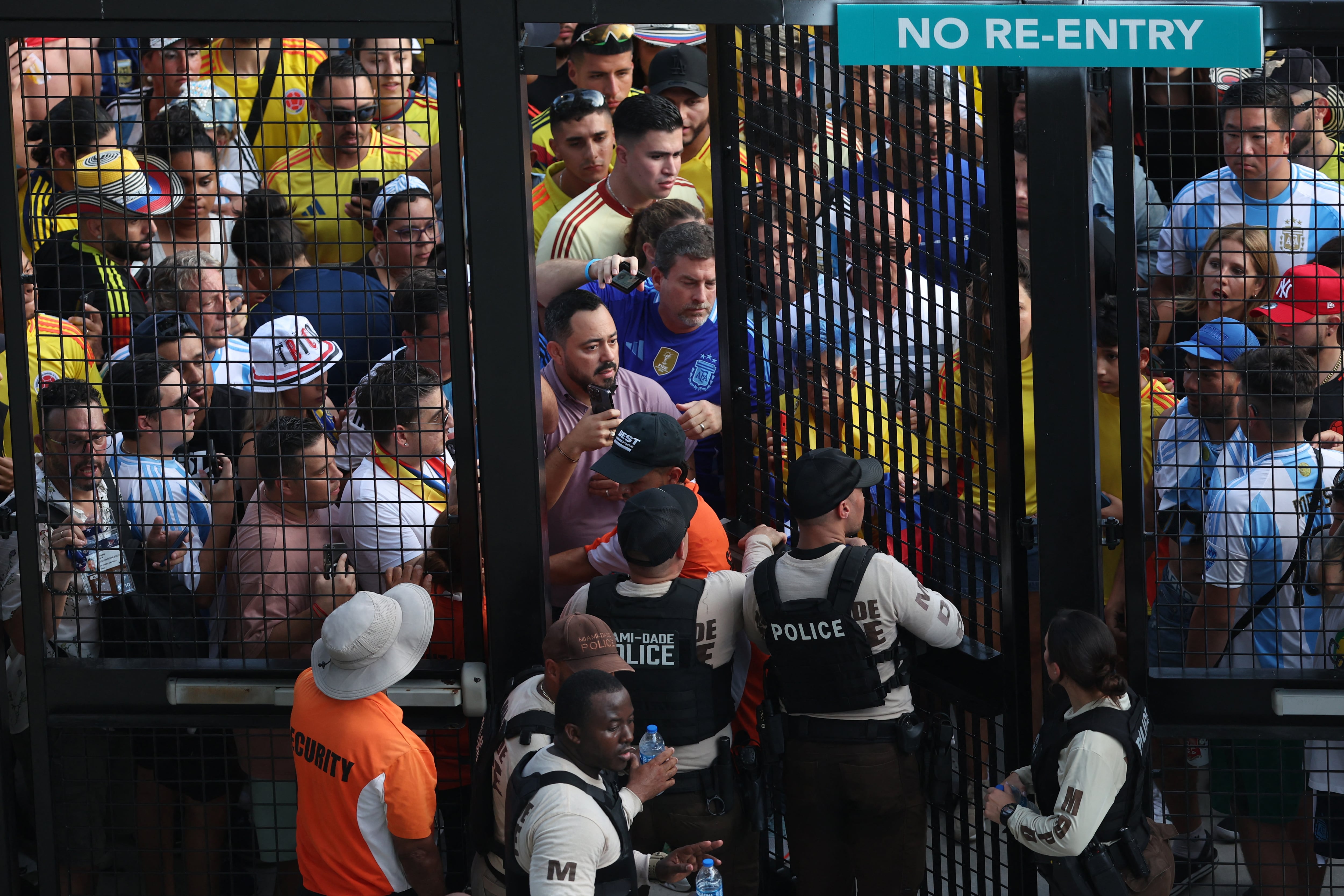 MIAMI GARDENS, FLORIDA - JULY 14: Large crowds of fans try to enter the stadium amid disturbances prior to the CONMEBOL Copa America 2024 Final match between Argentina and Colombia at Hard Rock Stadium on July 14, 2024 in Miami Gardens, Florida.   Megan Briggs/Getty Images/AFP (Photo by Megan Briggs / GETTY IMAGES NORTH AMERICA / Getty Images via AFP)