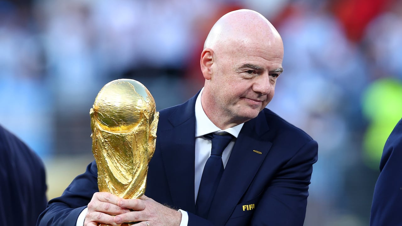 Gianni Infantino, presidente de la FIFA, sostiene el trofeo de la Copa del Mundo.