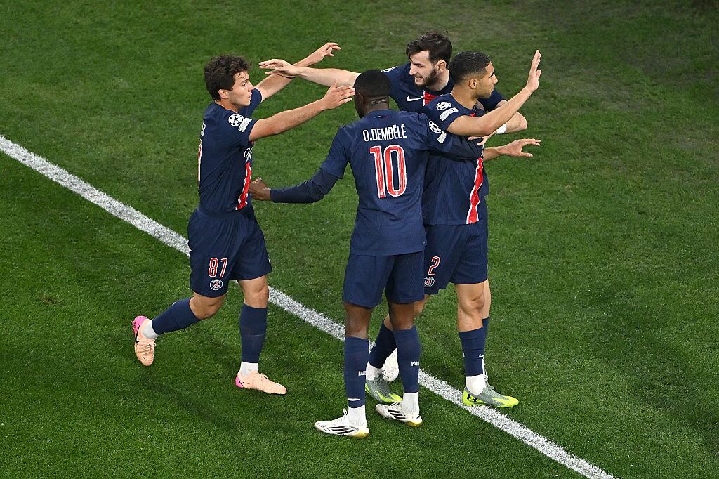 Achraf Hakimi, del Paris Saint-Germain, celebra el primer gol de su equipo con sus compañeros durante la final de la UEFA Champions League 2025 entre el Paris Saint-Germain y el Inter.