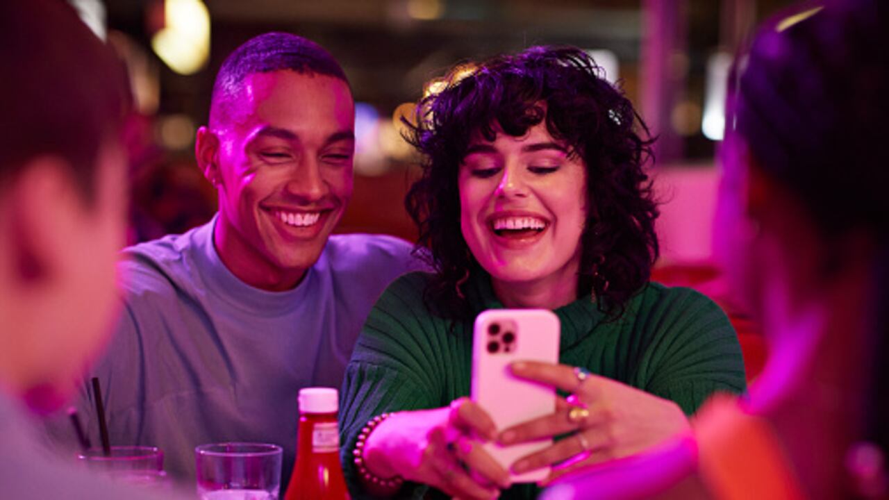 “Con las redes sociales y las aplicaciones de citas, tenemos acceso a una gran cantidad de perfiles de personas que parecen ser perfectas en todos los aspectos. Esto nos hace pensar que podemos encontrar a alguien así, pero en realidad, no existe”, asegura una experta.