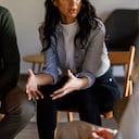 Es importante que las personas sean conscientes de su forma de comunicarse y se esfuercen continuamente por mejorar sus habilidades en este aspecto.