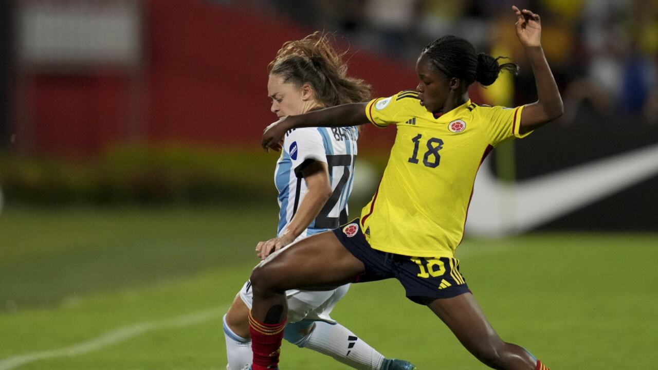 Colombia's Linda Caicedo, right, and Argentina's Estefania Banini battle for the ball during a women's Copa America semi final soccer match in Bucaramanga, Colombia , Monday, July 25, 2022. (AP/Dolores Ochoa)