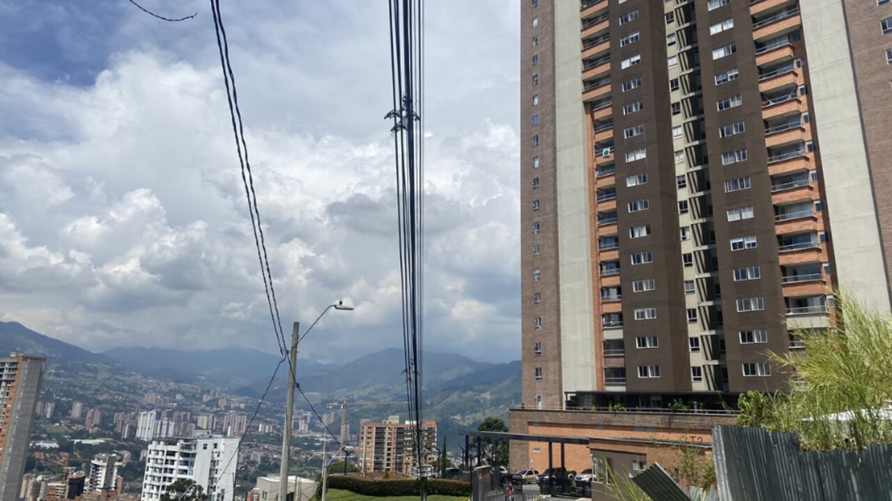Edificio desde donde se lanzó un hombre junto a un bebé en Antioquia.