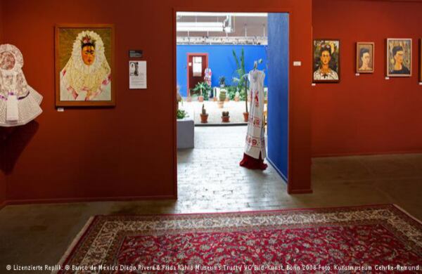De Coyoacán a Baden-Baden. Con la ayuda de antiguas fotos de la casa de nacimiento de Frida Kahlo en Coyoacán, México, el Museo de Arte Gehrke-Remund reconstruyó en detalle su patio, que destaca por el intenso color azul añil de su fachada. Entre los cactus y las figuras aztecas y mayas, los visitantes encontrarán un pedazo de México en Alemania.