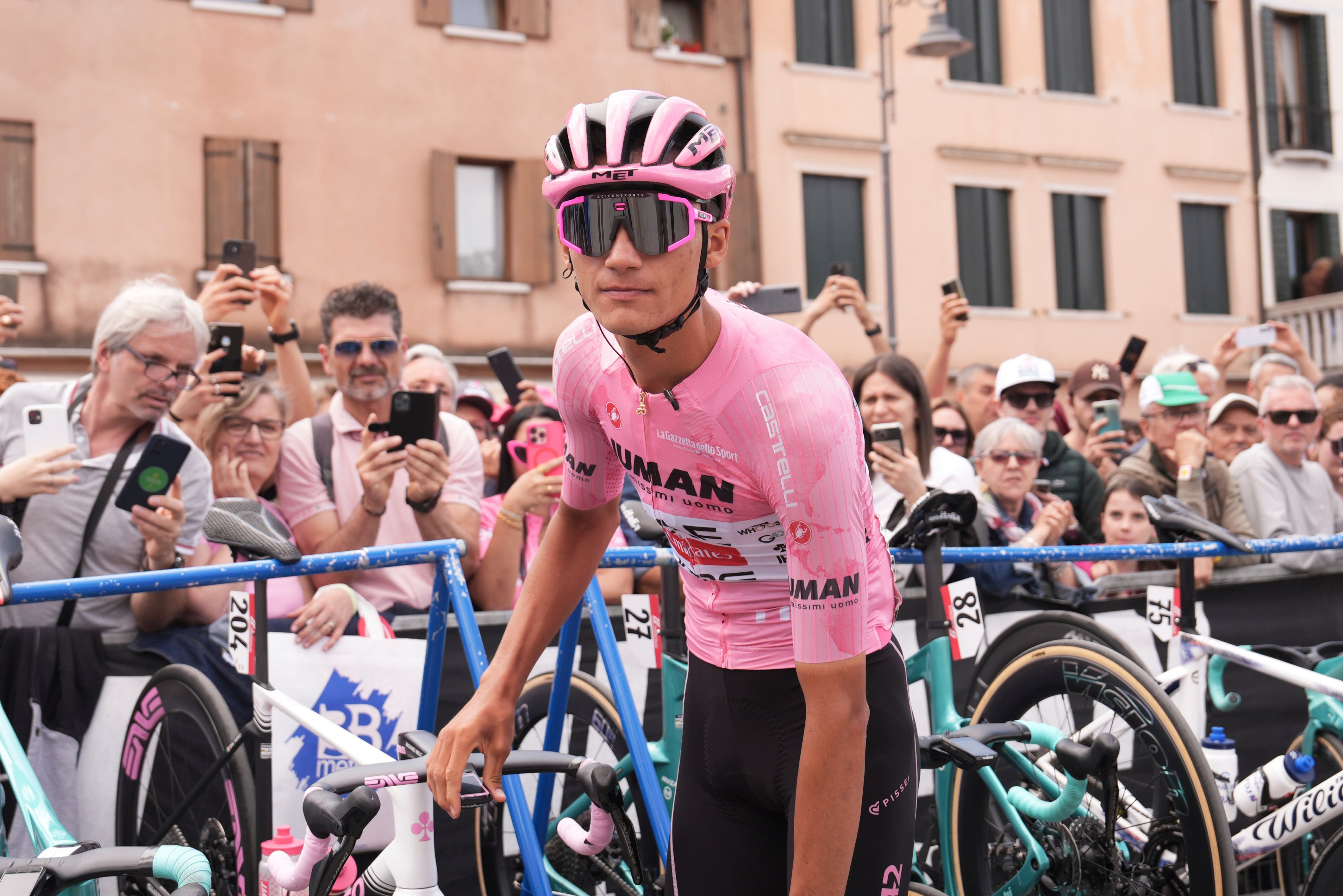 El ciclista mexicano Isaac Del Toro Romero viste el maillot rosa en el inicio de la etapa 14 de la carrera ciclista Giro d'Italia de Treviso a Nova Gorica/Gorizia, Italia, el sábado 24 de mayo de 2025. (Massimo Paolone/LaPresse vía AP)