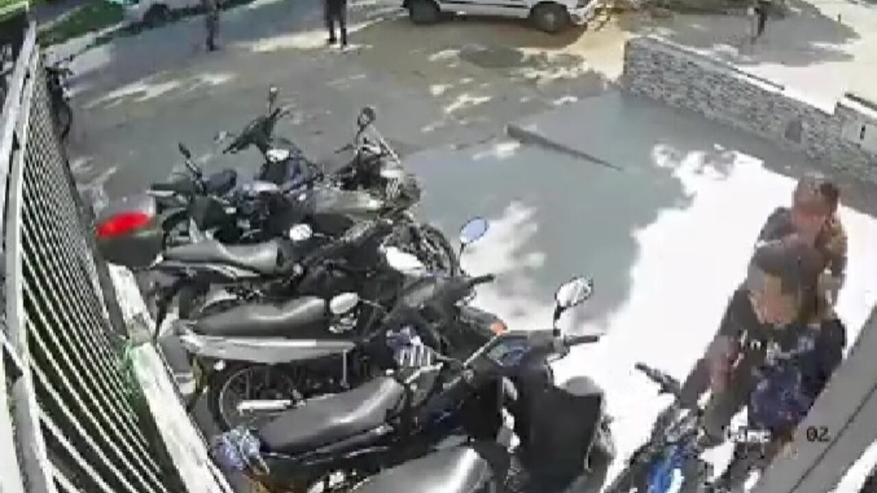 Mujer golpeó a ladrón que intentó robarle la bicicleta en Cali