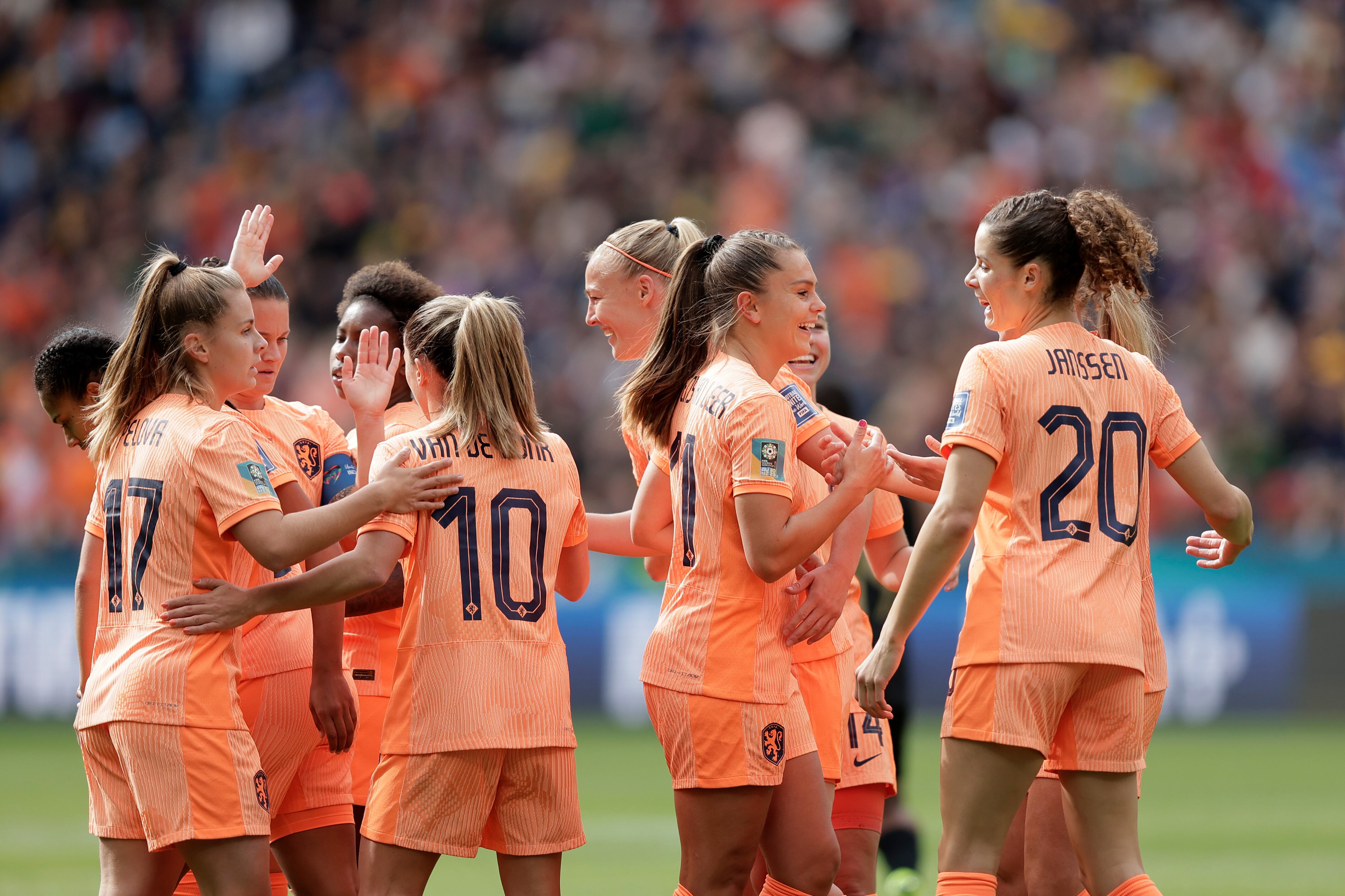 Roord de Holanda Femenina celebra el 1-0 con Dominique Janssen de Holanda Femenina Lieke Martens de Holanda Femenina, Danielle van de Donk de Holanda Femenina, Victoria Pelova de Holanda Femenina Stefanie van der Gragt de Holanda Femenina durante el partido de la Copa Mundial Femenina entre Holanda Femenina y Sudáfrica Femenina en el Estadio de Fútbol de Sydney el 6 de agosto de 2023 en Sydney Australia.