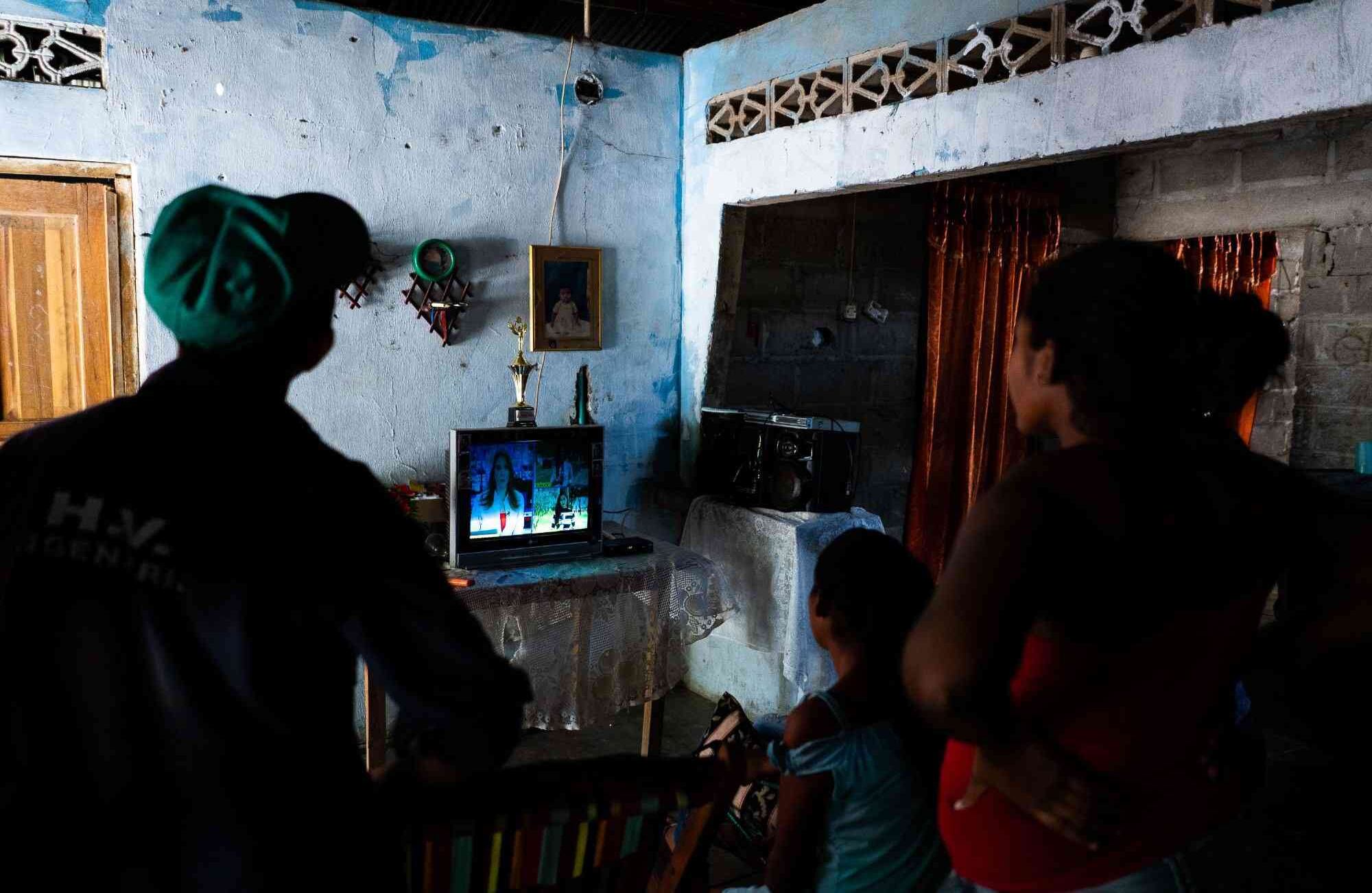 Algunos habitantes de El Salado miran las noticias en donde se habla de la percepción de inseguridad que vuelve a tocar la puerta de esta población.