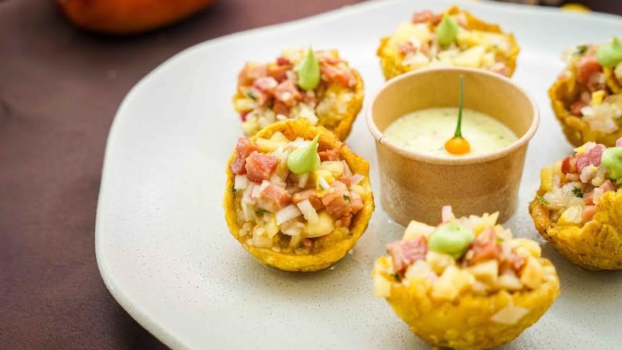 Canastitas de plátano bellaco pintón, relleno con chalaquita amazónica y cecina