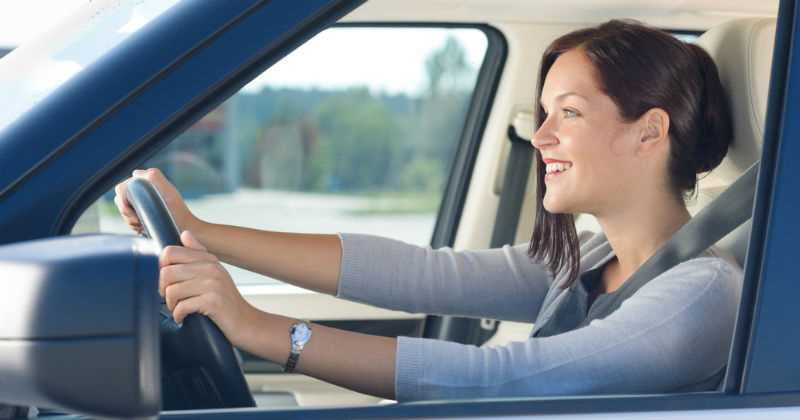 Al conducir, lo ideal es llevar ambas manos en el volante y no ejercer presión en la barra de cambios. 