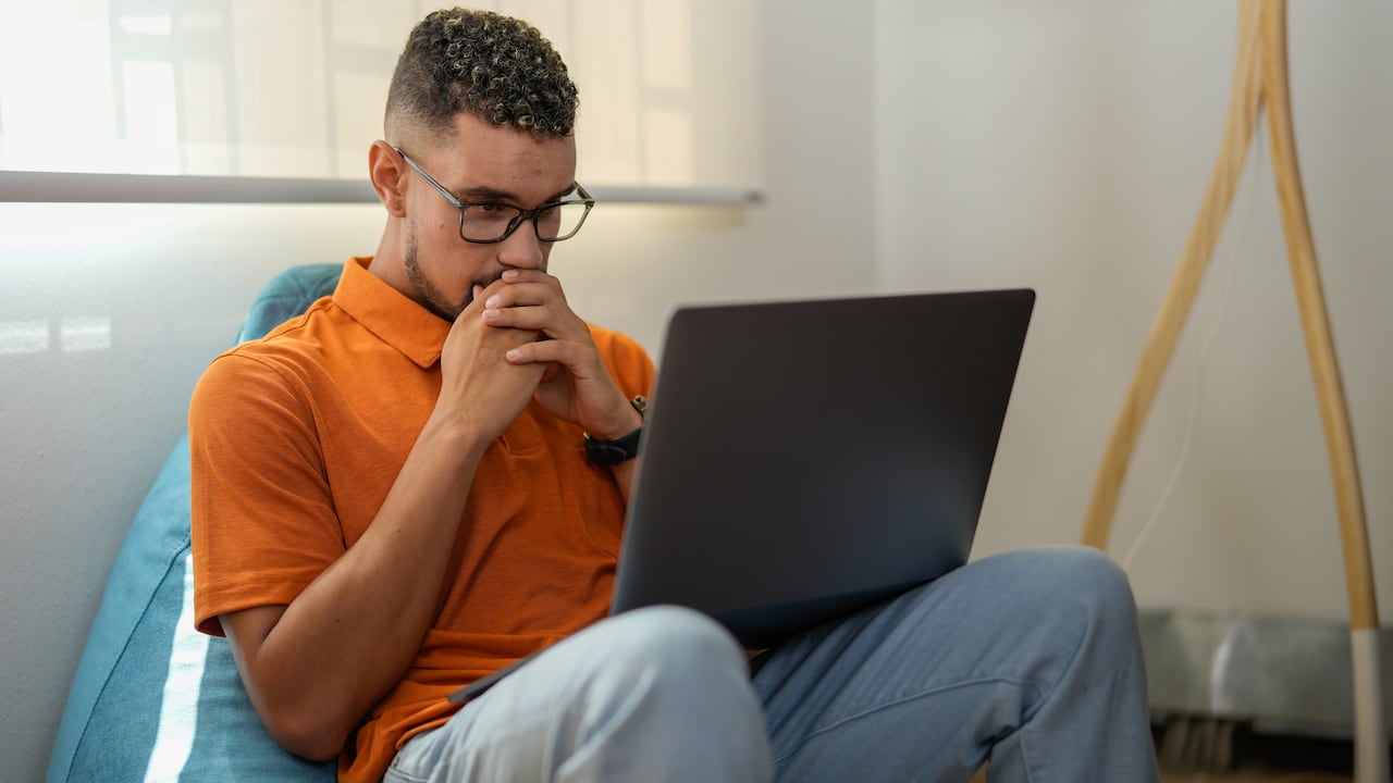 El agotamiento rápido de la batería de un computador portátil puede deberse a diversos factores.