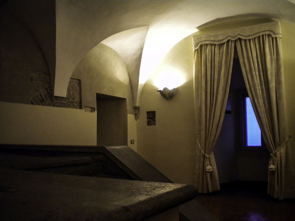 Una foto de archivo fechada el 9 de marzo de 2013 muestra la habitación oculta en la parte trasera de la 'Capilla Sixtina' donde se guarda desde hace siglos el famoso sofá rojo, el 'sofá de las lágrimas', y donde la tradición quiere que el nuevo papa se siente y llore por la gran responsabilidad en la Ciudad del Vaticano, Vaticano. (Foto de Niccolo Celesti/Anadolu vía Getty Images)