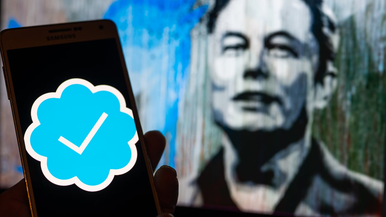 Como en otras redes sociales, Twitter tiene un chulo de verificación azul para las cuentas. Sin embargo, esta insignia podría desaparecer por completo. (Photo illustration by Jonathan Raa/NurPhoto via Getty Images)