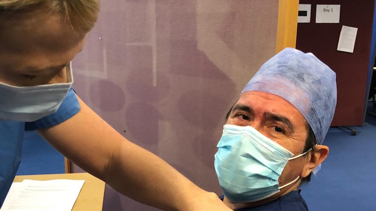 Médico colombiano se vacuna contra covid-19