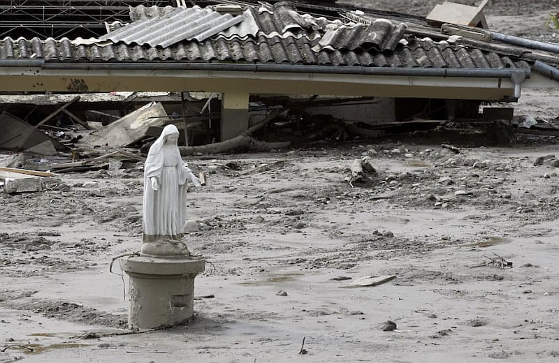 Una mareada de lodo y agua tapó casi por completo este colegio de Belalcázar. Lo único que se salvó fue esta Virgen, a quien el barro le alcanzó los pies. 