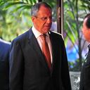 El presidente de Nicaragua, Daniel Ortega (R), saluda al canciller ruso Serguei Lavrov durante su visita el 14 de febrero de 2010 en Managua, Nicaragua.