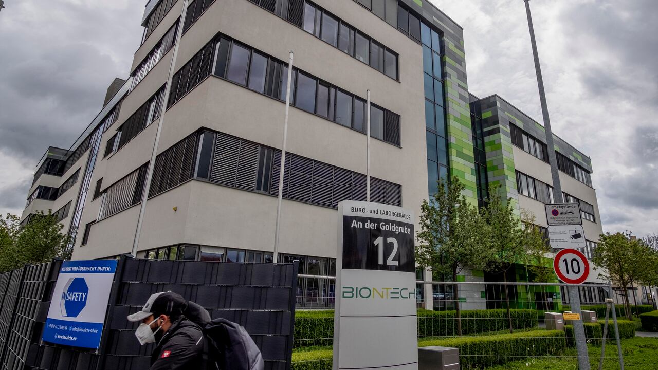 ARCHIVO - Un hombre con una mascarilla sale de la sede de la farmacéutica alemana BioNTech en Mainz, Alemania. (AP Foto/Michael Probst, Archivo)