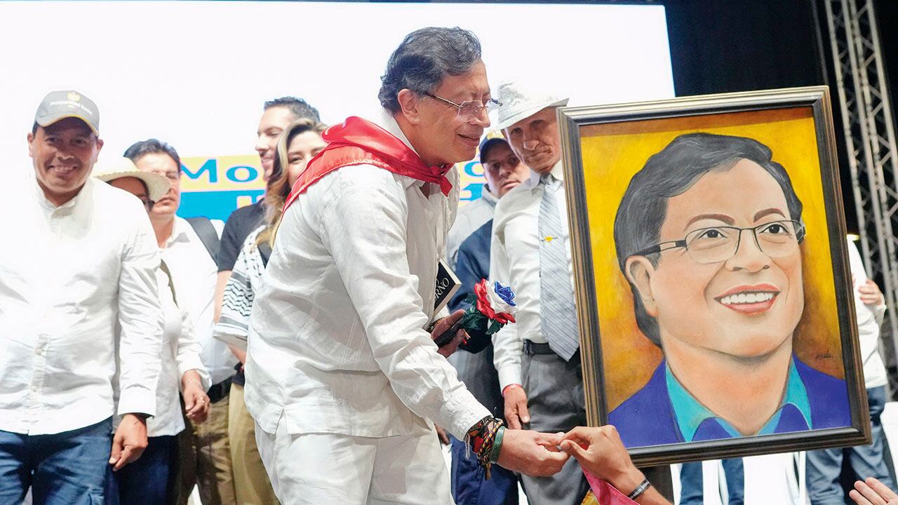 “Petro olvidaba que son los novelistas, no los políticos, los que pueden distorsionar la historia”.