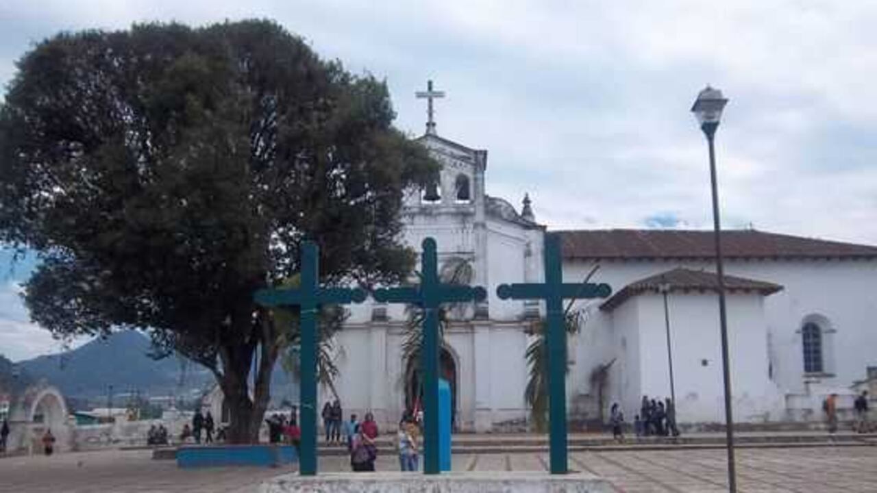 En la Iglesia de San Sebastián, en San Juan Chamula, se mezclan las tradiciones cristianas con las indígenas.