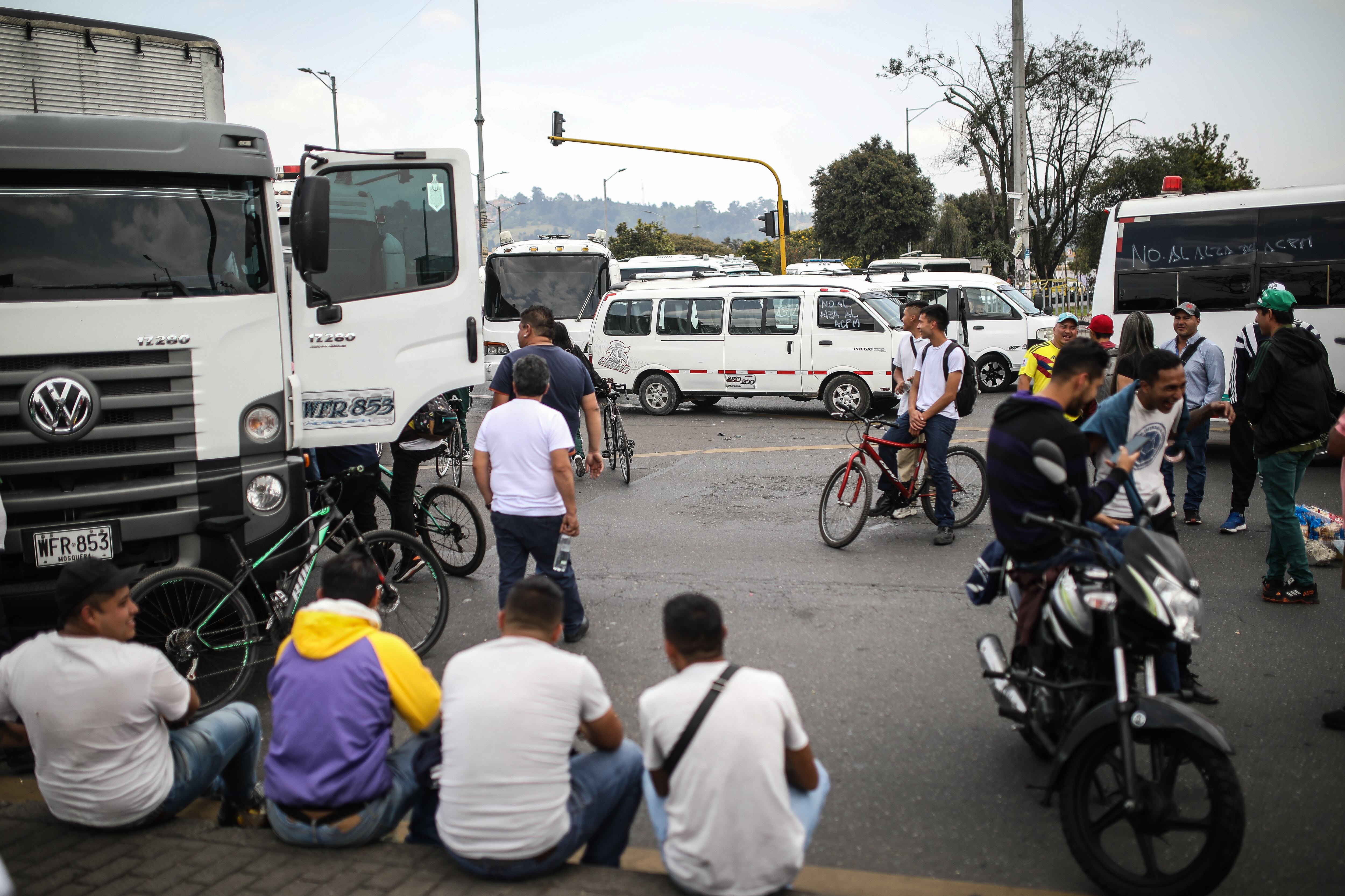 Paro de transportes y camiones en Suba