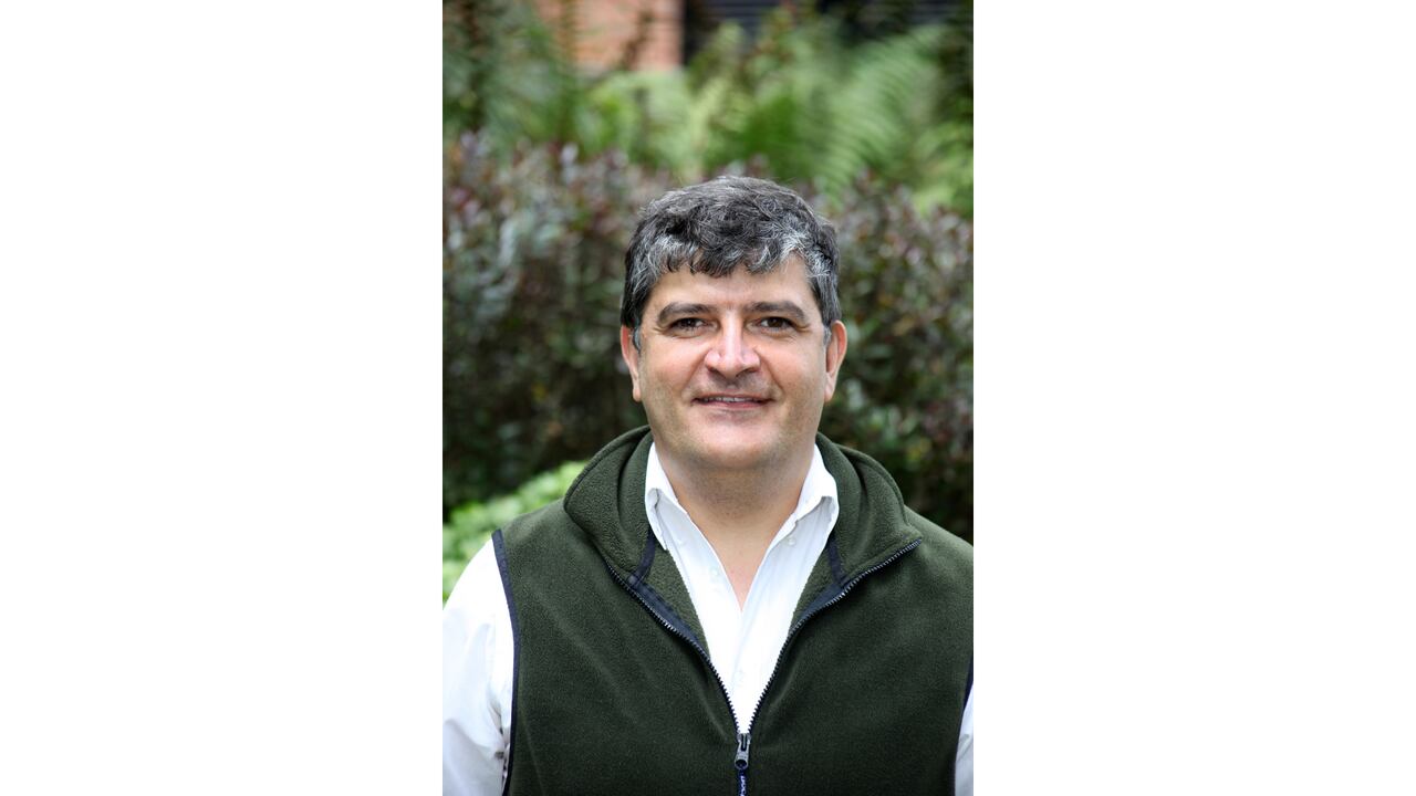 Profesor de la Escuela de Gobierno Alberto Lleras Carmargo, Óscar Alberto Bernal Acevedo.