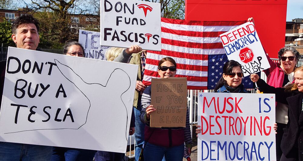 Para expertos en el tema, los cambios en Tesla obedecen al descontento de varios sectores frente a su participación en las políticas de presidente Trump.