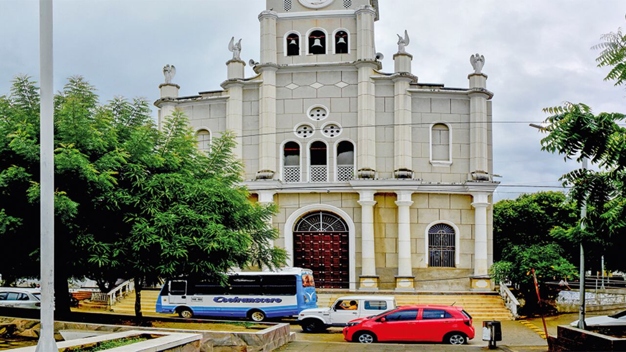 Ciénaga de Oro está ubicado a 37 kilómetros de Montería, Córdoba, en medio de verdes cerros. De ellos, en época de lluvia, brotan pequeños granos de oro.