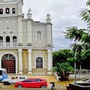 Ciénaga de Oro está ubicado a 37 kilómetros de Montería, Córdoba, en medio de verdes cerros. De ellos, en época de lluvia, brotan pequeños granos de oro.