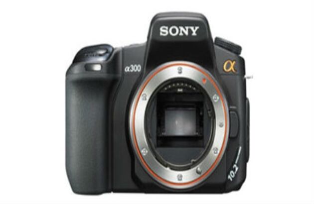 Sony a 300. Cuesta 900.000 pesos aproximadamente. 