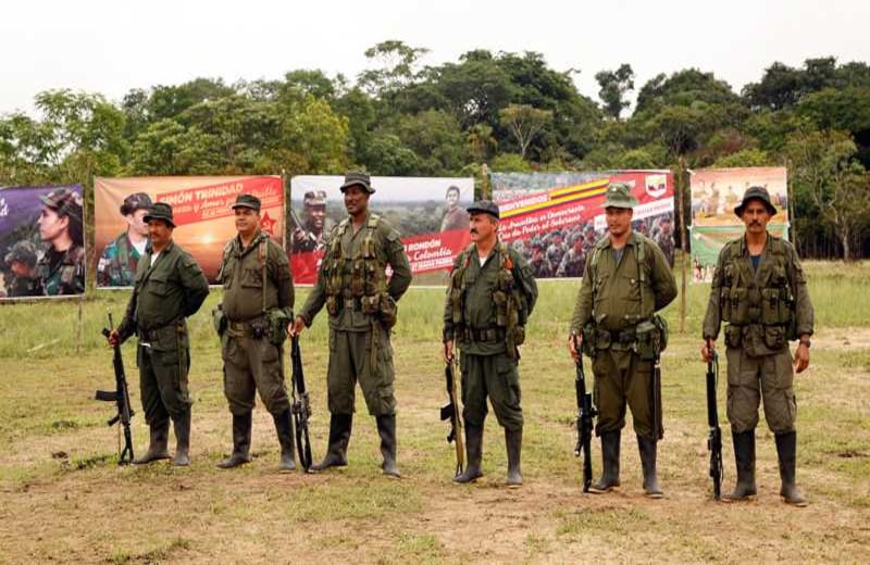 Varios miembros del estado mayor del bloque Jorge Briceño observan la parada militar en homenaje a Manuel Marulanda, Tirofijo, en el aniversario de su muerte.