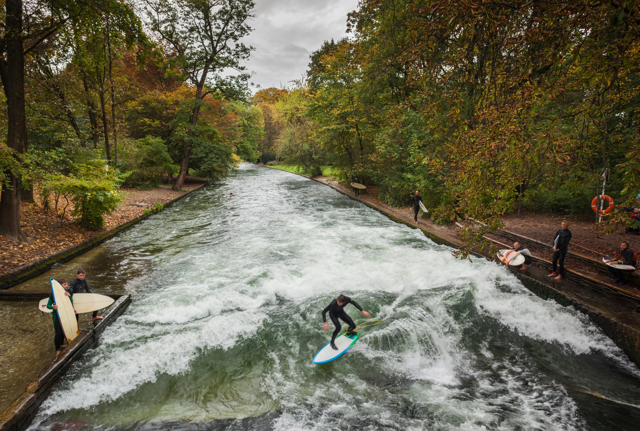 Alemania, Baviera, Munich, el parque Englischer Garten, Eisbach, zona de surf en el río