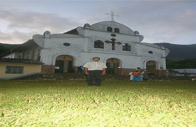El padre Alberto Elías celebra una misa todos los días a las cinco de la tarde a la que asisten dos o tres personas. El día que llegó la comitiva de víctimas de la masacre estaba feliz. “Nunca antes esta iglesia había estado tan llena”, dijo. El edificio de la Iglesia y la casa cural son las únicas construcciones del pueblo que se encuentran en buen estado.