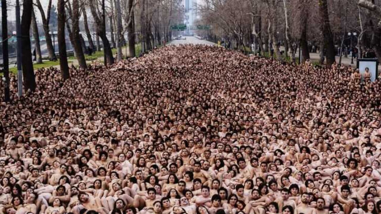 Con esta obra el artista espera superar la asistencia de las 4.000 personas que posaron en el Parque Forestal de Santiago de Chile en el 2002.