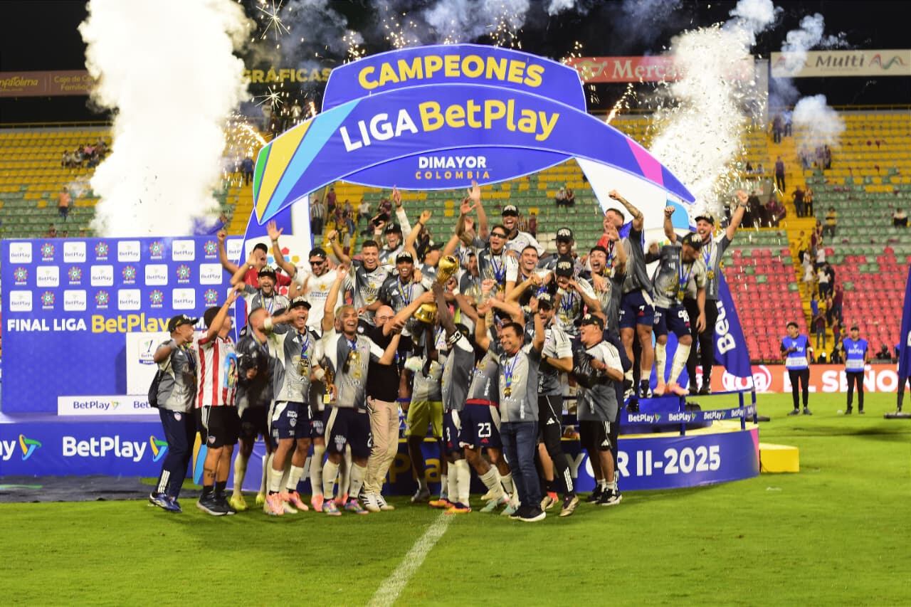Jugadores y parte del plantel del Junior de Barranquilla levantan el trofeo de campeón de la Liga Colombiana II-2025.
