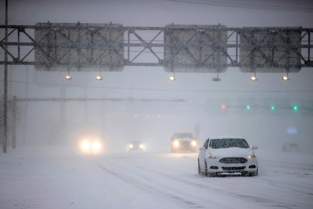 Los automovilistas conducen bajo nieve intensa en la autopista N. Davis el martes 21 de enero de 2025 en Pensacola, Florida (Luis Santana/Tampa Bay Times vía AP)