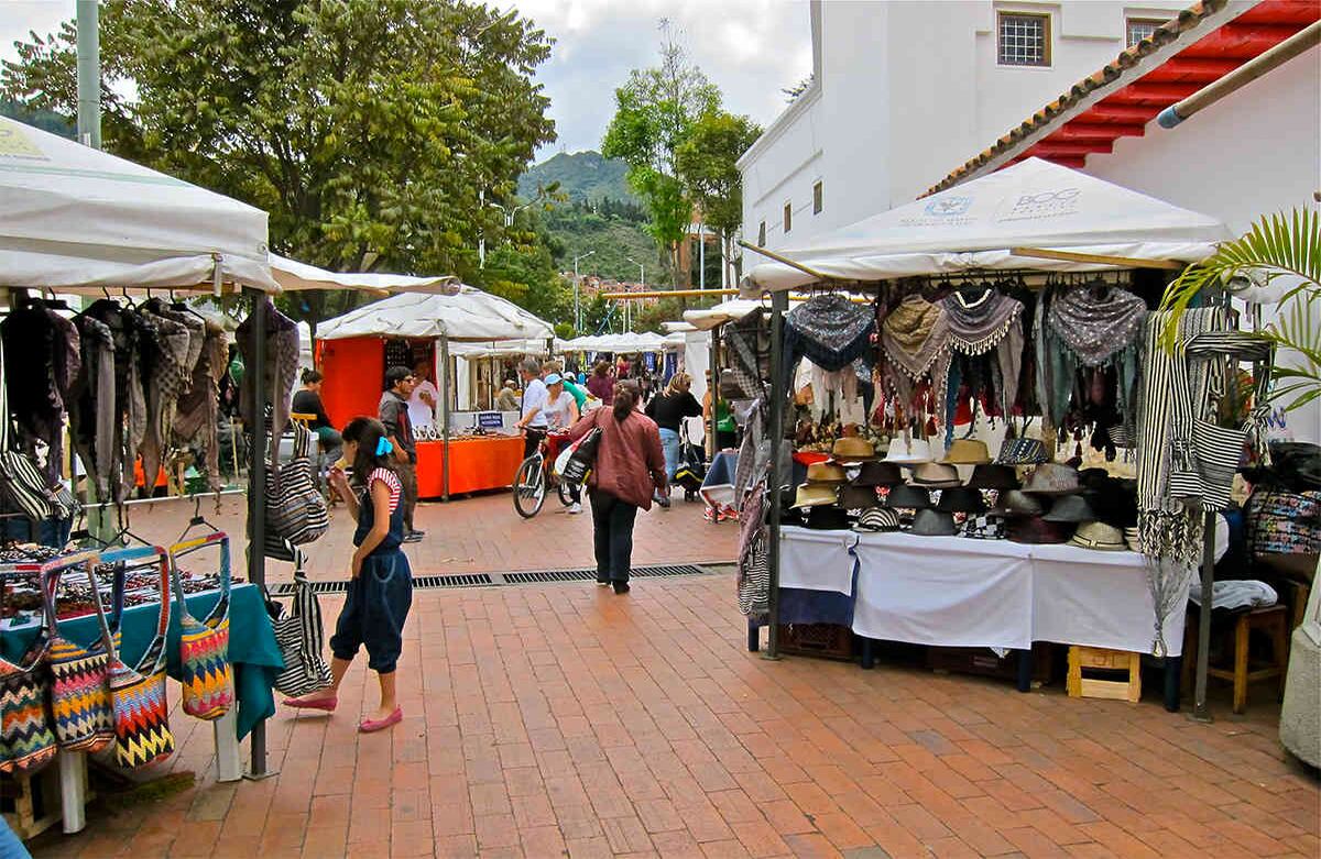 Mercado de las Pulgas de Usaquén: Es uno de los mercados de las pulgas más organizados de la ciudad. Aunque no es muy grande, allí podrá encontrar productos de todo tipo, con el toque del artesano: instrumentos musicales, ropa, tejidos, objetos tallados en madera, entre muchos otros. Podrá caminar con tranquilidad entre los toldos y escuchando la música de alguno de los grupos que suelen tocar allí, en la calle. Está ubicado en la carrera 6A entre calles 119 y 120A.  Foto: cxhostel.com