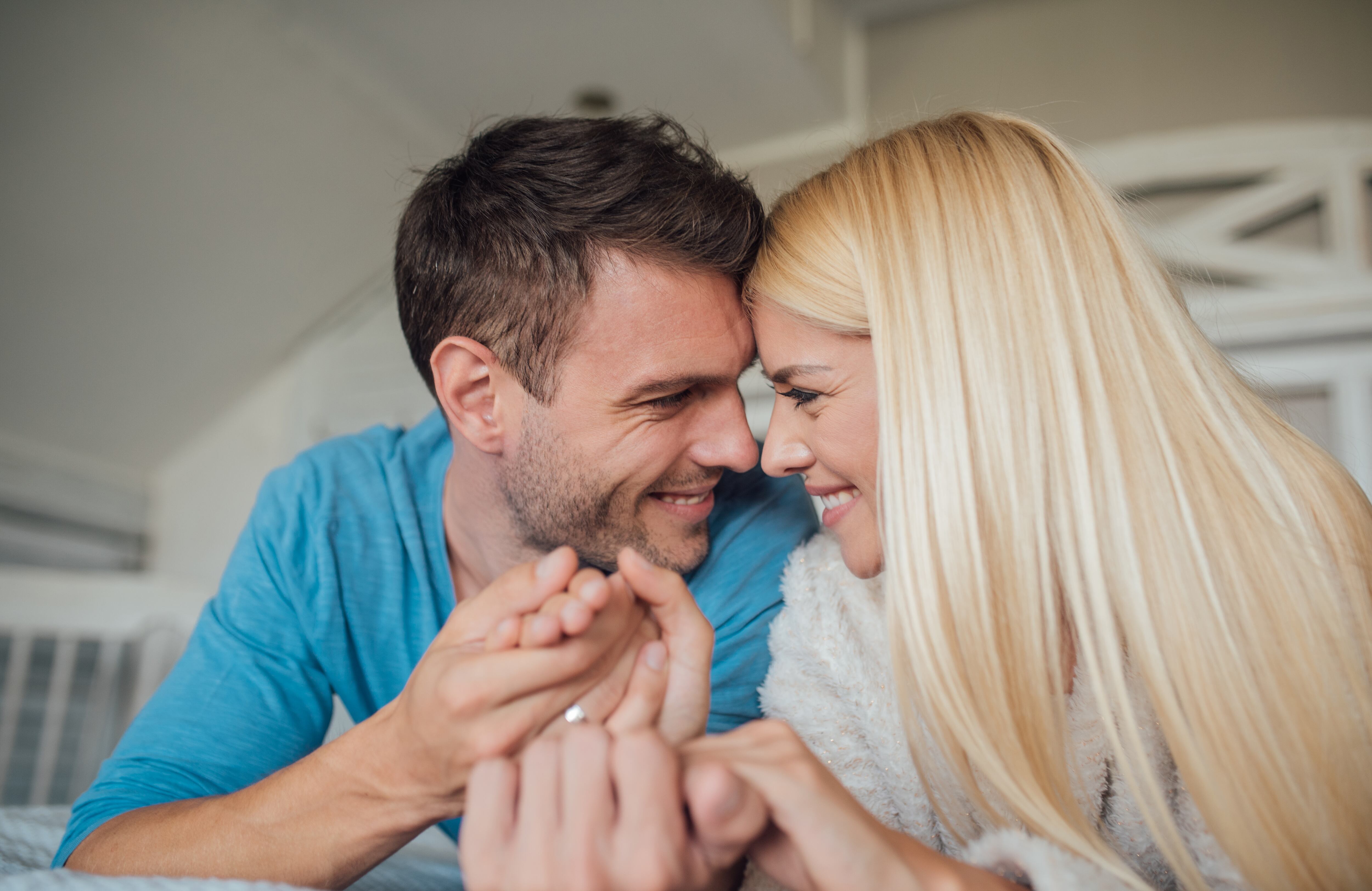 Las personas se enamoran por una combinación de factores biológicos, psicológicos y sociales.