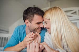 Las personas se enamoran por una combinación de factores biológicos, psicológicos y sociales.