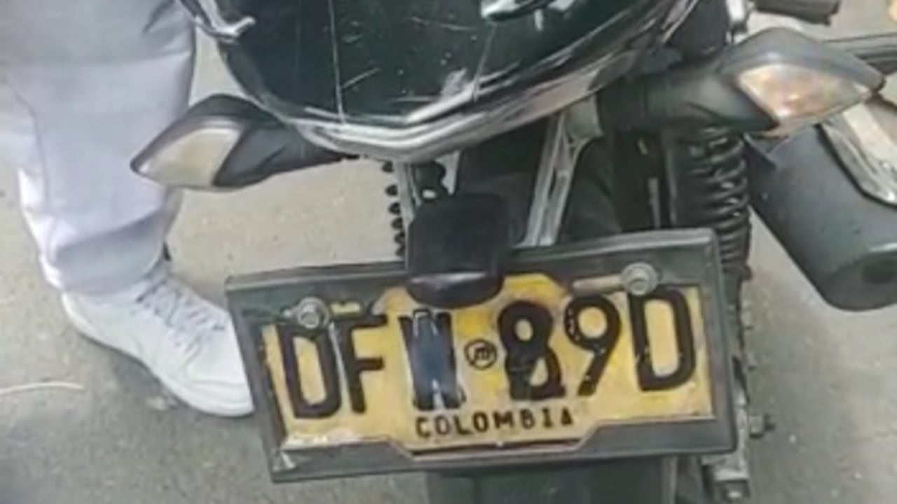 Un motociclista fue sorprendido con la placa de la moto alterada en un retén de tránsito, a la altura del Centro de Eventos La Macarena en Medellín.