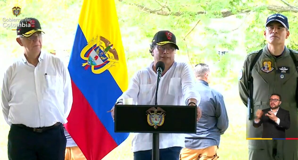 El presidente Gustavo Petro visitó el Cantón Militar de Puerto Jordán, Arauca, atacado hace un mes por el ELN.