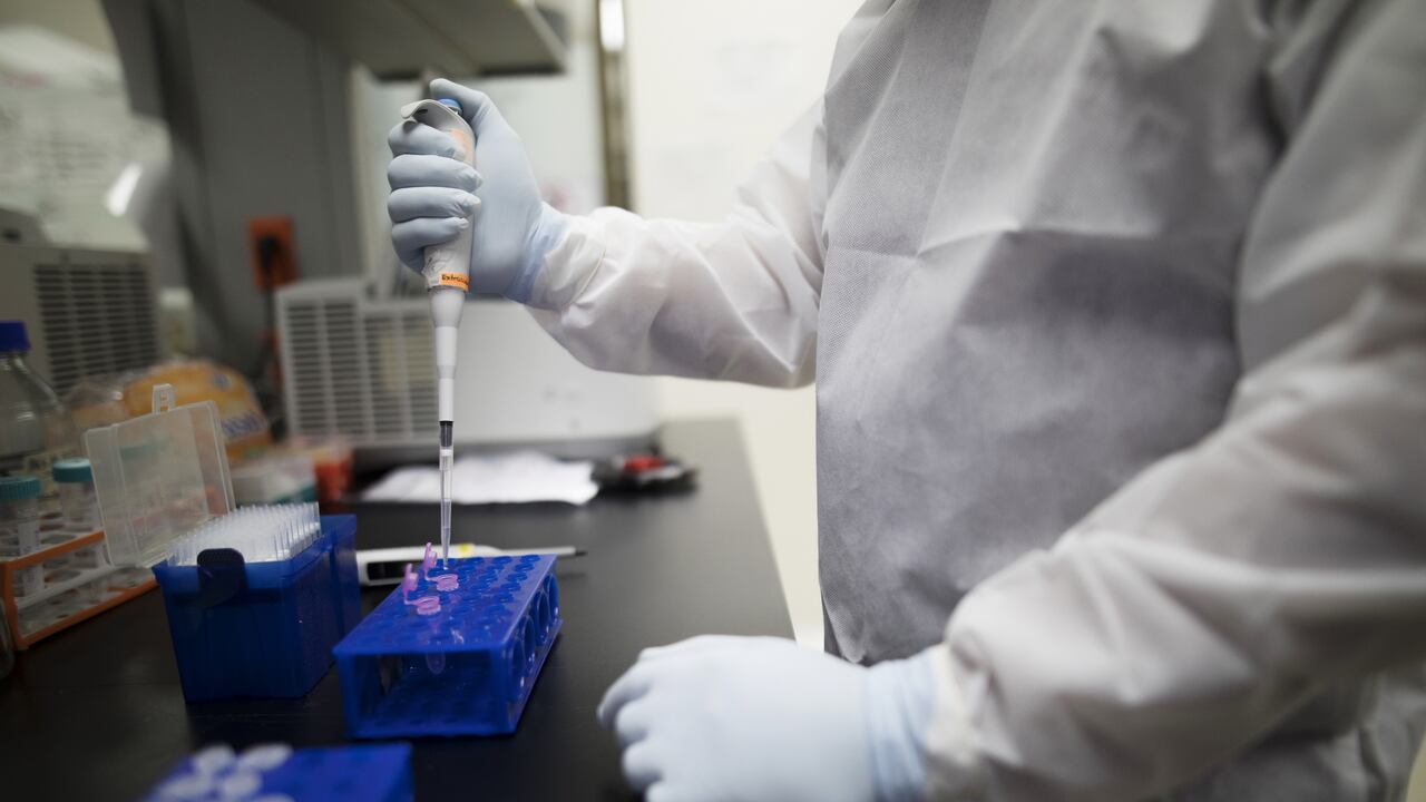 Prueba de covid-19. Foto: Iván Valencia / Bloomberg vía Getty Images.