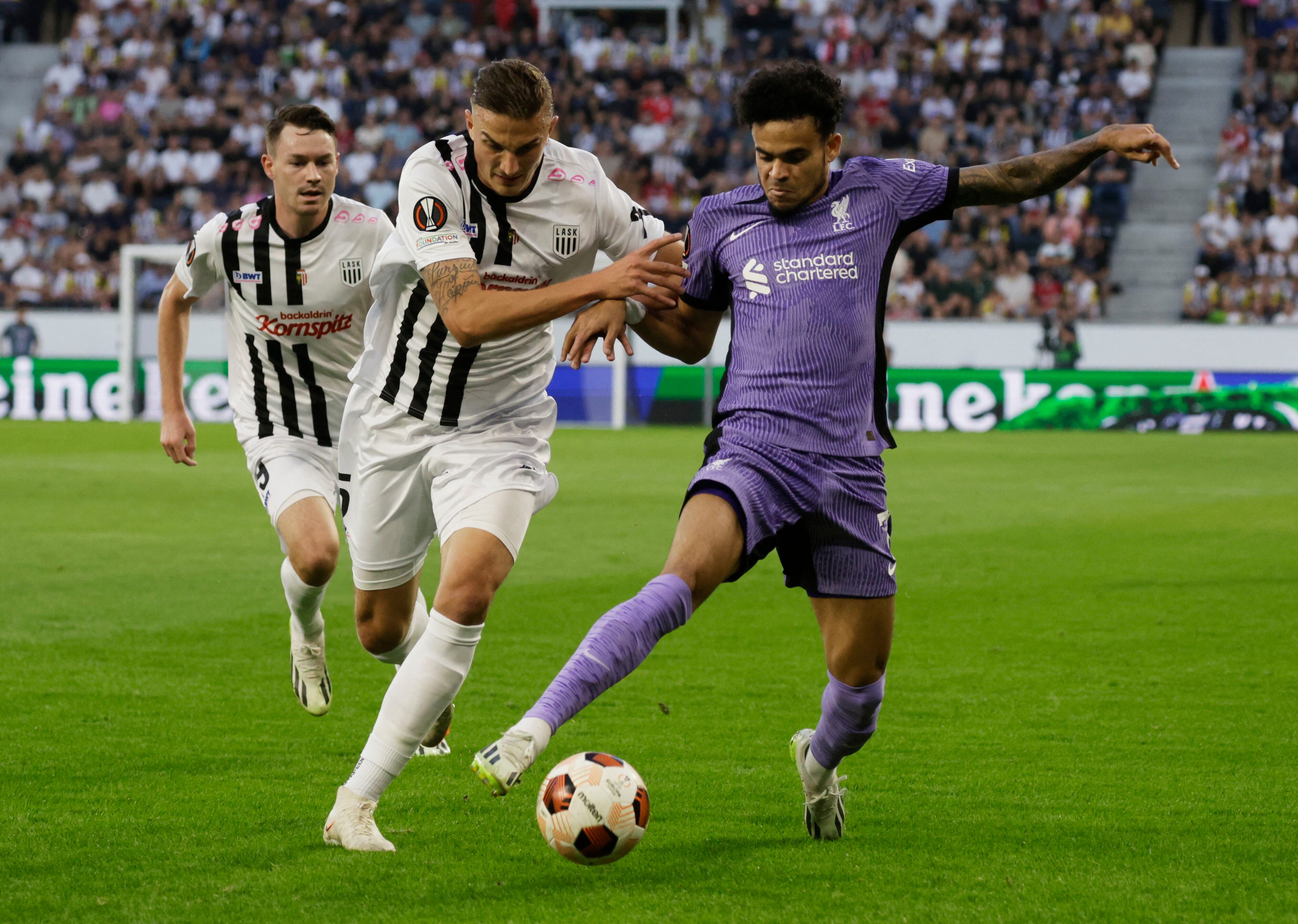 Luis Díaz es titular contra LASK Linz.