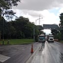 De acuerdo con la Concesionaria Vial Andina (Coviandina) se registra una interrupción total de la carretera por la protesta que adelantan conductores debido al cierre de la vía antigua Pipiral-La Grama.