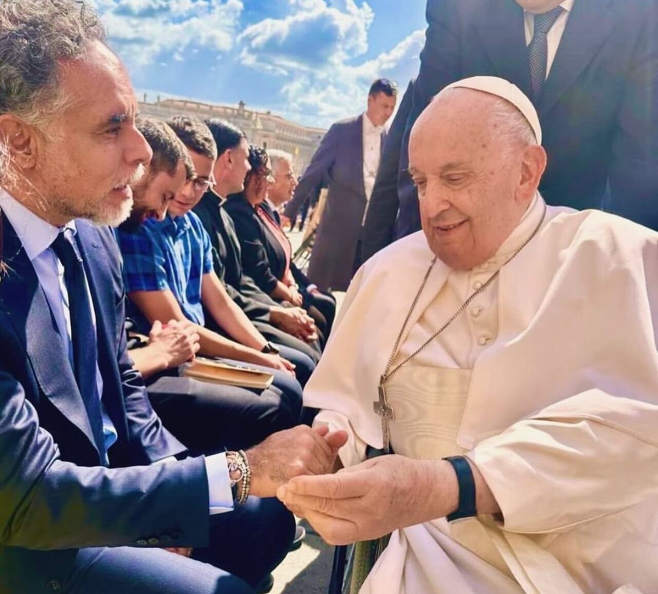 El ministro del Interior, Armando Benedetti, y el Papa Francisco.